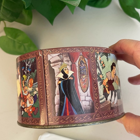 Vintage Walt Disney Snow White & The Seven Dwarfs Candy Tin - Picture 5 of 15